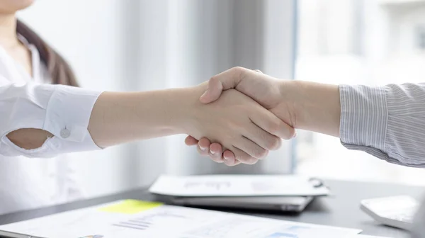 Business Personage Handshake Ασιάτισσες Επιχειρηματίες Συγχαίρουν Για Την Εταιρική Σχέση — Φωτογραφία Αρχείου