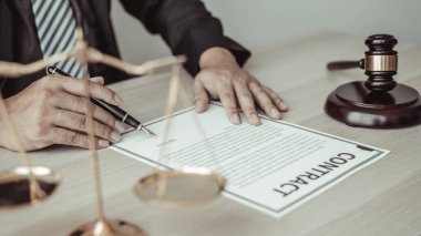 Avukatlar veya hakimler, yasal ve adil anlaşma, hukuki ahlak ve bütünlük, adalet terazisi, hukuki çekiç, dava ve hukuk hizmetleri çerçevesinde belgeleri imzalıyorlar..