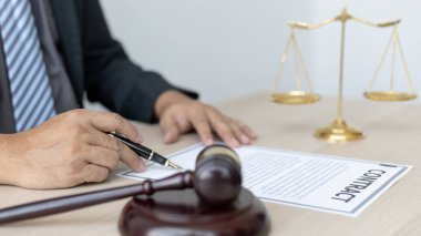 Avukatlar veya hakimler, yasal ve adil anlaşma, hukuki ahlak ve bütünlük, adalet terazisi, hukuki çekiç, dava ve hukuk hizmetleri çerçevesinde belgeleri imzalıyorlar..