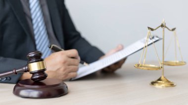 Avukatlar veya hakimler, yasal ve adil anlaşma, hukuki ahlak ve bütünlük, adalet terazisi, hukuki çekiç, dava ve hukuk hizmetleri çerçevesinde belgeleri imzalıyorlar..