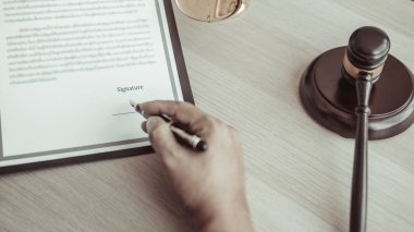 Avukatlar veya hakimler, yasal ve adil anlaşma, hukuki ahlak ve bütünlük, adalet terazisi, hukuki çekiç, dava ve hukuk hizmetleri çerçevesinde belgeleri imzalıyorlar..