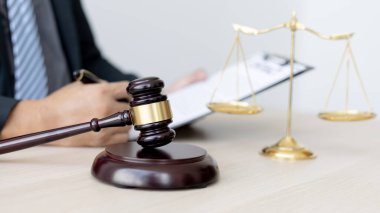 Avukatlar veya hakimler, yasal ve adil anlaşma, hukuki ahlak ve bütünlük, adalet terazisi, hukuki çekiç, dava ve hukuk hizmetleri çerçevesinde belgeleri imzalıyorlar..