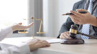 Avukat ya da hakim, müvekkiline mahkeme salonunda hukuki tavsiyelerde bulunur, mahkemelerde ahlak kuralları arasında adalet ve tarafsızlık, hukuki danışman, adalet terazisi, hukuki çekiç, dava ve adalet bulunur..