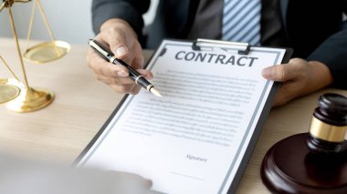 Avukat ya da hakim, müvekkiline mahkeme salonunda hukuki tavsiyelerde bulunur, mahkemelerde ahlak kuralları arasında adalet ve tarafsızlık, hukuki danışman, adalet terazisi, hukuki çekiç, dava ve adalet bulunur..