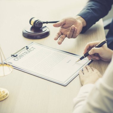 Avukat ya da hakim, müvekkilinin mahkeme salonunda, yasal anlaşma belgelerinde ve iş hukuku davaları formlarında, adalet terazisinde, hukuk çekicinde, davalarda ve hukuki hizmetlerde yasal bir anlaşma imzalamasını öneriyor..