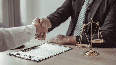 İş adamı, sözleşmeyi imzaladıktan sonra bir avukat ya da yargıçla el sıkışıyor ve anlaşma tamamlanıyor, iş ve hukuk arasındaki anlaşmanın onaylanması, dava sona eriyor..