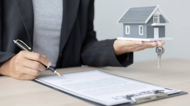 Satış müdürü ya da satıcı bir demo evi işletiyor ve ilgili müşterilere, Satış Hizmetlerine, sigortalı ev satıcısına teslim etmek için anahtarla ev satın alma sözleşmesi yapıyor..