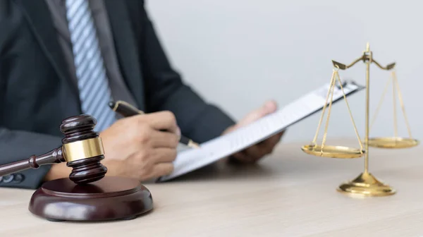 Advokater Eller Domare Undertecknar Handlingar Enlighet Med Rättsliga Och Rättvisa — Stockfoto