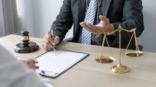 Advokat Eller Domare Ger Juridisk Rådgivning Till Klienten Rättssalen Etik — Stockfoto