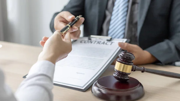 Adwokat Lub Prawnik Przekazujący Klientowi Pióro Podpisania Umowy Biznesowej Podpisujący — Zdjęcie stockowe