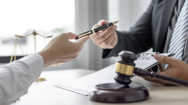 律师或律师给客户签字的笔迹 根据条款和条件 公正标准 法律锤 诉讼概念和法律服务签署合同 — 图库照片