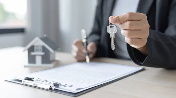 Sales Manager Verkoper Heeft Een Demo Huis Heeft Een Huis — Stockfoto