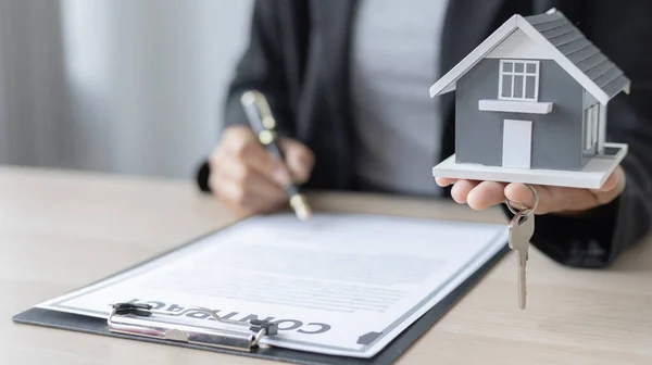 Sales Manager Verkoper Heeft Een Demo Huis Heeft Een Huis — Stockfoto