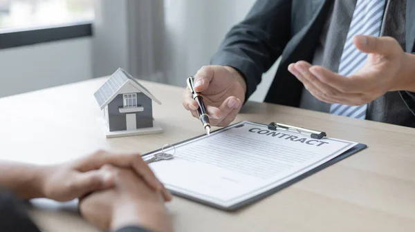 Vastgoed Makelaar Sales Manager Praat Met Klanten Voorwaarden Van Het — Stockfoto