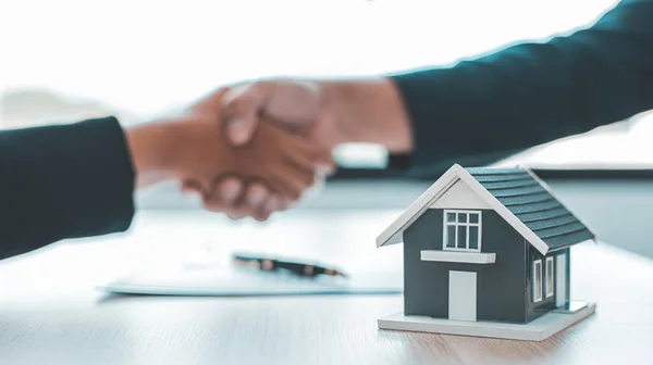 Zakelijk Succes Makelaars Klanten Schudden Elkaar Hand Feliciteren Het Ondertekenen — Stockfoto