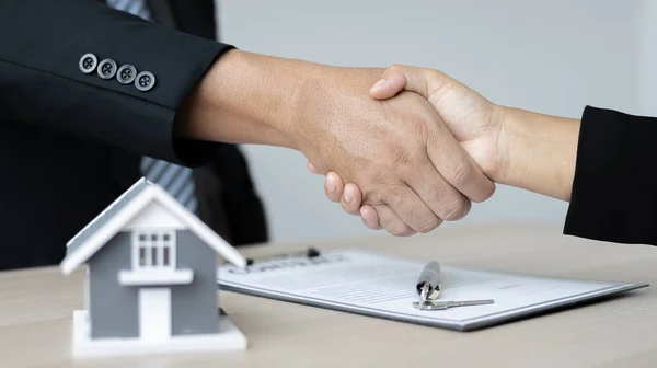 Business Success Real Estate Agents Customers Shake Hands Congratulate Signing — Stock Photo, Image