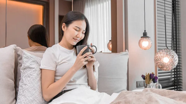 Asiatische Frau Nippt Kaffee Auf Einem Luxuriösen Bett Einem Gepflegten — Stockfoto