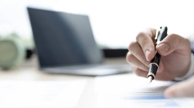 Finans işadamı şirketin kâr ve büyüme, piyasa araştırma raporları ve gelir istatistikleri, Finansal ve Muhasebe kavramları yaratma performansının grafiğini analiz ediyor.