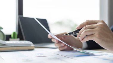 Finans işadamı şirketin kâr ve büyüme, piyasa araştırma raporları ve gelir istatistikleri, Finansal ve Muhasebe kavramları yaratma performansının grafiğini analiz ediyor.