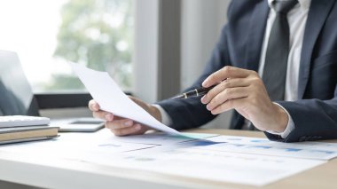 Finans işadamı şirketin kâr ve büyüme, piyasa araştırma raporları ve gelir istatistikleri, Finansal ve Muhasebe kavramları yaratma performansının grafiğini analiz ediyor.