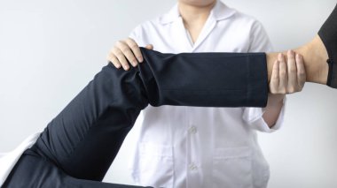 Fizik tedavi, kadın fizyoterapist, kliniğe giden bir erkek hasta için bacak ve kalça ağrısı, kemik aranjmanı, cerrahi olmayan tıbbi tedavi, modern tıbbi teknikler..