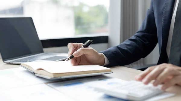 Chefe Contabilidade Está Registrando Estatísticas Crescimento Financeiro Empresa Usando Gráficos — Fotografia de Stock