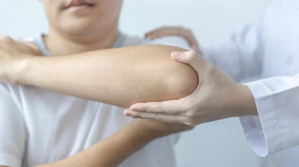 Fisioterapia Fisioterapeuta Feminina Trata Dores Nos Braços Ombros Para Paciente — Fotografia de Stock