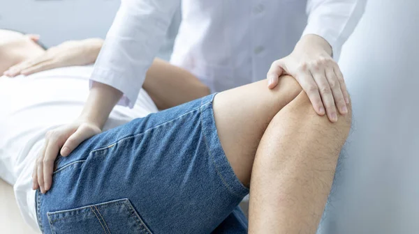 Physikalische Therapie Physiotherapeutin Behandelt Schmerzen Beinen Und Hüften Bei Einem — Stockfoto