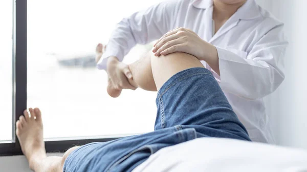 Physikalische Therapie Physiotherapeutin Behandelt Schmerzen Beinen Und Hüften Bei Einem — Stockfoto