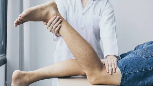 Physikalische Therapie Physiotherapeutin Behandelt Schmerzen Beinen Und Hüften Bei Einem — Stockfoto