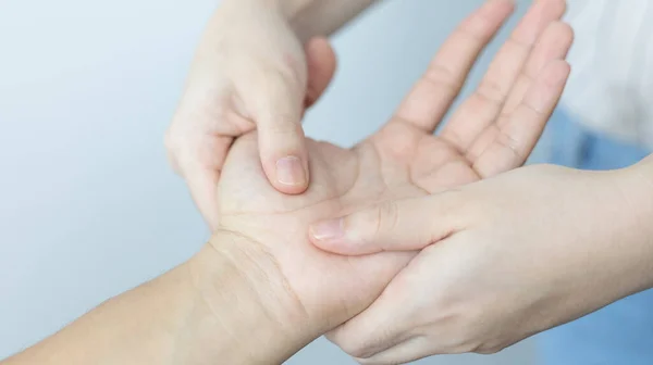 Fisioterapia Fisioterapeuta Feminina Trata Dor Nas Mãos Nas Articulações Para — Fotografia de Stock