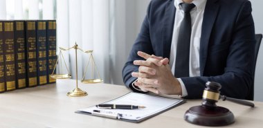 Avukatlar veya hakimler, yasal ve adil anlaşma, hukuki ahlak ve bütünlük, adalet terazisi, hukuki çekiç, dava ve hukuk hizmetleri çerçevesinde belgeleri imzalıyorlar..