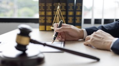 Avukatlar veya hakimler, yasal ve adil anlaşma, hukuki ahlak ve bütünlük, adalet terazisi, hukuki çekiç, dava ve hukuk hizmetleri çerçevesinde belgeleri imzalıyorlar..