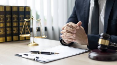 Avukatlar veya hakimler, yasal ve adil anlaşma, hukuki ahlak ve bütünlük, adalet terazisi, hukuki çekiç, dava ve hukuk hizmetleri çerçevesinde belgeleri imzalıyorlar..