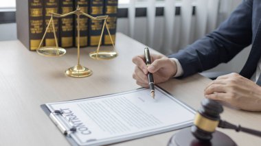 Avukatlar veya hakimler, yasal ve adil anlaşma, hukuki ahlak ve bütünlük, adalet terazisi, hukuki çekiç, dava ve hukuk hizmetleri çerçevesinde belgeleri imzalıyorlar..