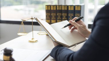 Avukatlar veya hakimler, yasal ve adil anlaşma, hukuki ahlak ve bütünlük, adalet terazisi, hukuki çekiç, dava ve hukuk hizmetleri çerçevesinde belgeleri imzalıyorlar..
