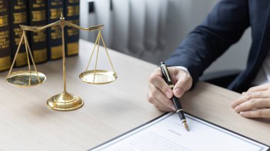 Avukatlar veya hakimler, yasal ve adil anlaşma, hukuki ahlak ve bütünlük, adalet terazisi, hukuki çekiç, dava ve hukuk hizmetleri çerçevesinde belgeleri imzalıyorlar..