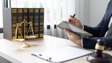 Avukatlar veya hakimler, yasal ve adil anlaşma, hukuki ahlak ve bütünlük, adalet terazisi, hukuki çekiç, dava ve hukuk hizmetleri çerçevesinde belgeleri imzalıyorlar..