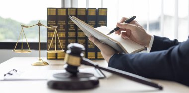 Avukatlar veya hakimler, yasal ve adil anlaşma, hukuki ahlak ve bütünlük, adalet terazisi, hukuki çekiç, dava ve hukuk hizmetleri çerçevesinde belgeleri imzalıyorlar..