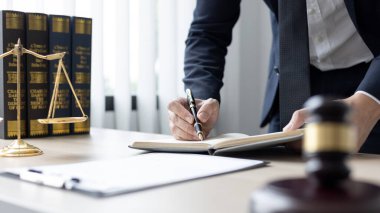 Avukatlar veya hakimler, yasal ve adil anlaşma, hukuki ahlak ve bütünlük, adalet terazisi, hukuki çekiç, dava ve hukuk hizmetleri çerçevesinde belgeleri imzalıyorlar..