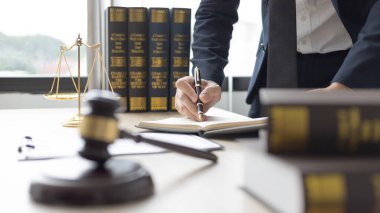 Avukatlar veya hakimler, yasal ve adil anlaşma, hukuki ahlak ve bütünlük, adalet terazisi, hukuki çekiç, dava ve hukuk hizmetleri çerçevesinde belgeleri imzalıyorlar..