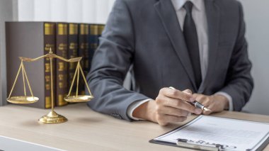 Avukatlar veya hakimler, yasal ve adil anlaşma, hukuki ahlak ve bütünlük, adalet terazisi, hukuki çekiç, dava ve hukuk hizmetleri çerçevesinde belgeleri imzalıyorlar..