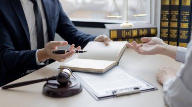 Avukat ya da hakim, müvekkiline mahkeme salonunda hukuki tavsiyelerde bulunur, mahkemelerde ahlak kuralları arasında adalet ve tarafsızlık, hukuki danışman, adalet terazisi, hukuki çekiç, dava ve adalet bulunur..