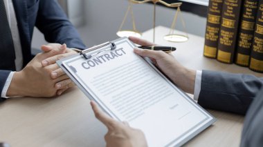 Avukat ya da hakim, müvekkiline mahkeme salonunda hukuki tavsiyelerde bulunur, mahkemelerde ahlak kuralları arasında adalet ve tarafsızlık, hukuki danışman, adalet terazisi, hukuki çekiç, dava ve adalet bulunur..