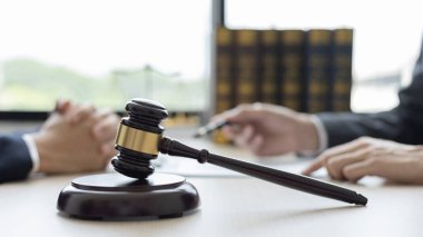 Avukat ya da hakim, müvekkiline mahkeme salonunda hukuki tavsiyelerde bulunur, mahkemelerde ahlak kuralları arasında adalet ve tarafsızlık, hukuki danışman, adalet terazisi, hukuki çekiç, dava ve adalet bulunur..