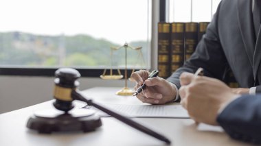 Avukat ya da hakim, müvekkilinin mahkeme salonunda, yasal anlaşma belgelerinde ve iş hukuku davaları formlarında, adalet terazisinde, hukuk çekicinde, davalarda ve hukuki hizmetlerde yasal bir anlaşma imzalamasını öneriyor..