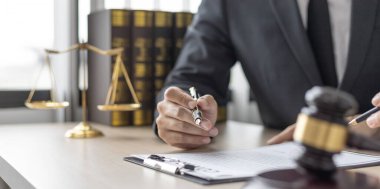 Avukat ya da hakim, müvekkilinin mahkeme salonunda, yasal anlaşma belgelerinde ve iş hukuku davaları formlarında, adalet terazisinde, hukuk çekicinde, davalarda ve hukuki hizmetlerde yasal bir anlaşma imzalamasını öneriyor..