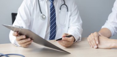 Uzman doktor hastaneye yatırılan hastaların semptomlarını, bir klinikteki veya hastanedeki tıbbi durumları ve sağlık hizmetleri danışmanlığını,.