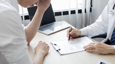 Uzman doktor hastaneye yatırılan hastaların semptomlarını, bir klinikteki veya hastanedeki tıbbi durumları ve sağlık hizmetleri danışmanlığını,.