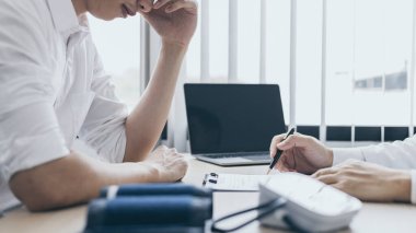 Uzman doktor hastaneye yatırılan hastaların semptomlarını, bir klinikteki veya hastanedeki tıbbi durumları ve sağlık hizmetleri danışmanlığını,.